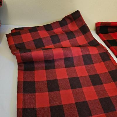 Christmas Linens, Tablecloths & More (GB1-JS)