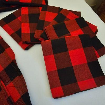 Christmas Linens, Tablecloths & More (GB1-JS)