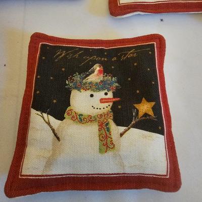 Christmas Linens, Tablecloths & More (GB1-JS)