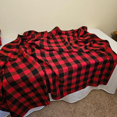 Christmas Linens, Tablecloths & More (GB1-JS)