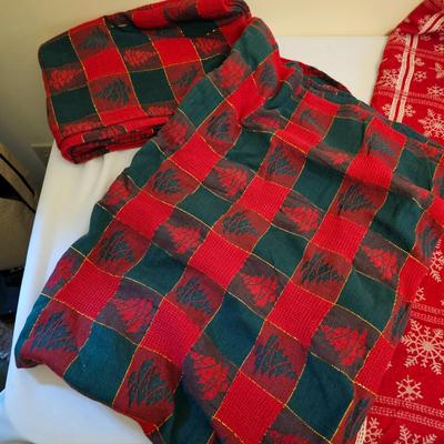 Christmas Linens, Tablecloths & More (GB1-JS)