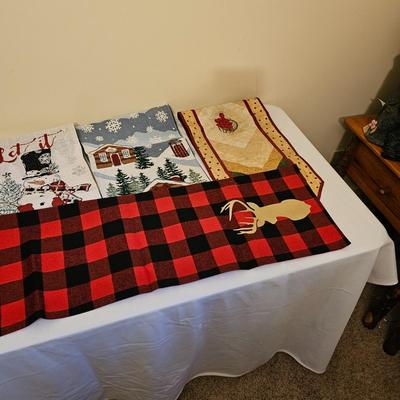 Christmas Linens, Tablecloths & More (GB1-JS)