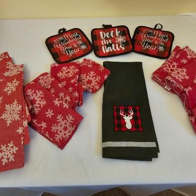 Christmas Linens, Tablecloths & More (GB1-JS)