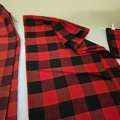 Christmas Linens, Tablecloths & More (GB1-JS)