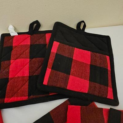 Christmas Linens, Tablecloths & More (GB1-JS)