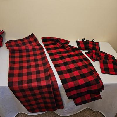 Christmas Linens, Tablecloths & More (GB1-JS)