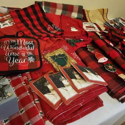 Christmas Linens, Tablecloths & More (GB1-JS)