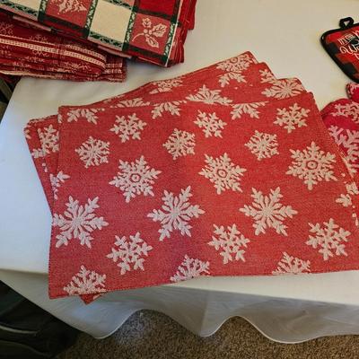 Christmas Linens, Tablecloths & More (GB1-JS)