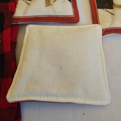 Christmas Linens, Tablecloths & More (GB1-JS)