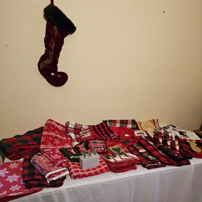 Christmas Linens, Tablecloths & More (GB1-JS)