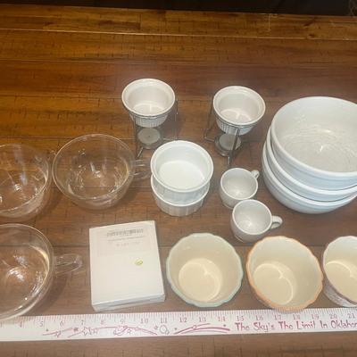 Sale Photo Thumbnail #131: Several bowl sets and other kitchen items