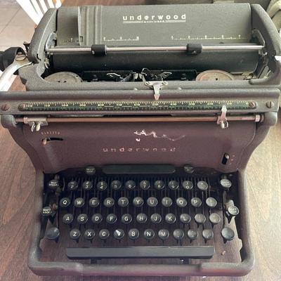 VINTAGE UNDERWOOD TYPEWRITER @ CASE