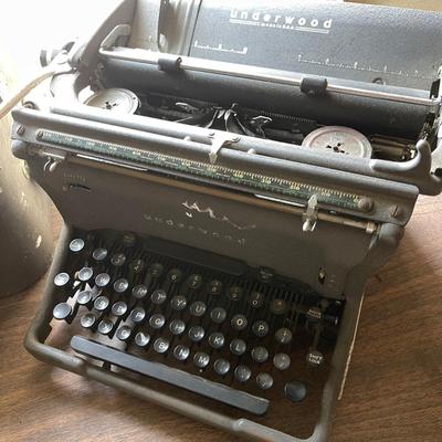 VINTAGE UNDERWOOD TYPEWRITER @ CASE