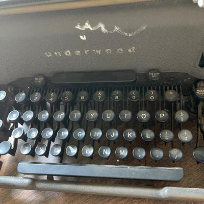 VINTAGE UNDERWOOD TYPEWRITER @ CASE