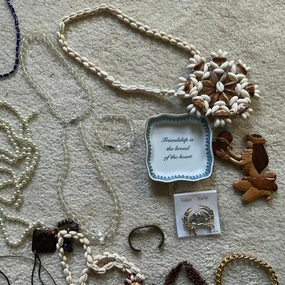 C216 Lot of Miscellaneous Costume Jewelry