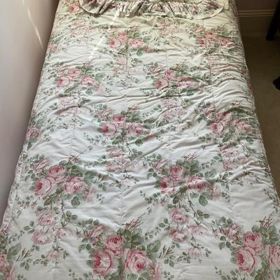 A227 Pair of Twin Colonial Yew Wood Post Beds with Laura Ashley Bedding