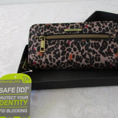 Sale Photo Thumbnail #476: Keeps ID & credit cards safe