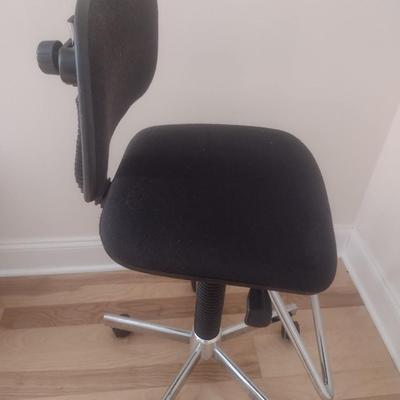Swivel Office Chair with Metal Footrest