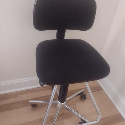 Swivel Office Chair with Metal Footrest