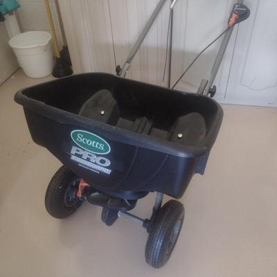 Scott's Brand Push Spreader