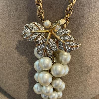 Faux pearl grapes necklace