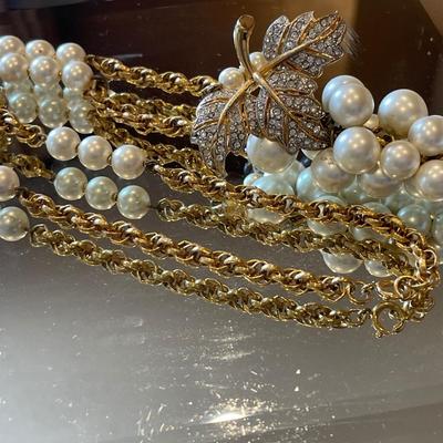 Faux pearl grapes necklace