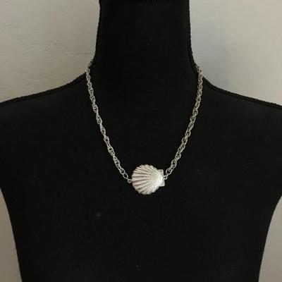 Vintage Silver-tone shell necklace, light chain
