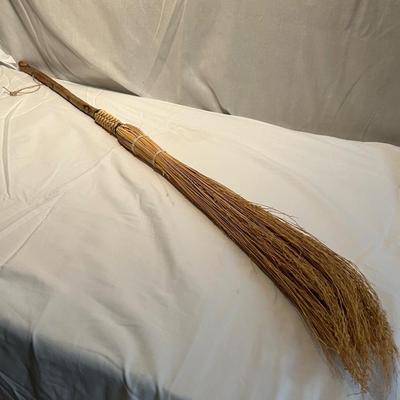 Hand-Crafted Gourd Vase & Straw Broom (D-RG)