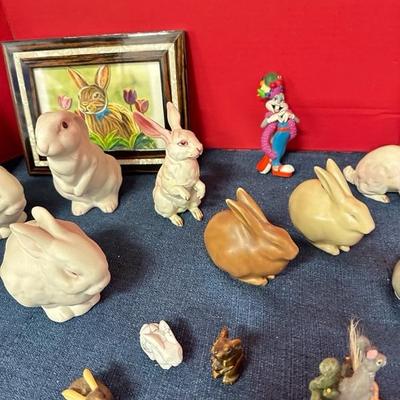 Lot 82 collection of bunny related items