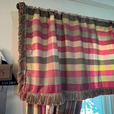 Country Curtains - Checkered Drapes With Valance (LR-RG)