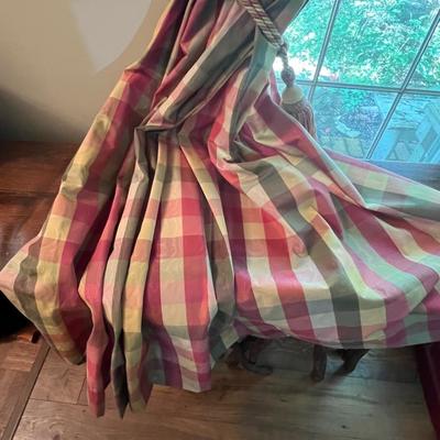 Country Curtains - Checkered Drapes With Valance (LR-RG)