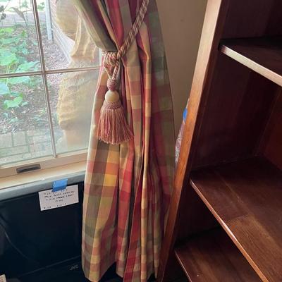 Country Curtains - Checkered Drapes With Valance (LR-RG)