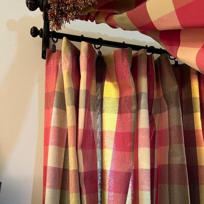 Country Curtains - Checkered Drapes With Valance (LR-RG)