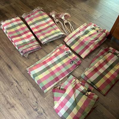 Country Curtains - Checkered Drapes With Valance (LR-RG)