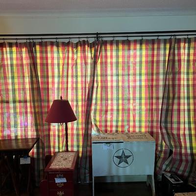Country Curtains - Checkered Drapes With Valance (LR-RG)