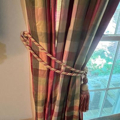 Country Curtains - Checkered Drapes With Valance (LR-RG)