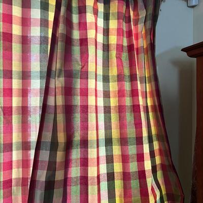 Country Curtains - Checkered Drapes With Valance (LR-RG)
