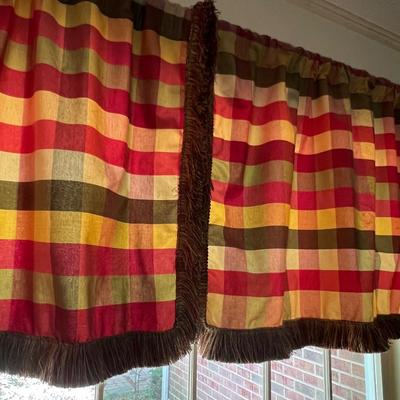 Country Curtains - Checkered Drapes With Valance (LR-RG)