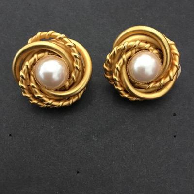 Beautiful very nice vintage satin gold toned clip on earrings faux pearl