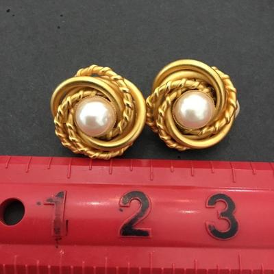 Beautiful very nice vintage satin gold toned clip on earrings faux pearl