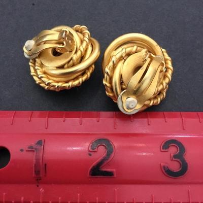 Beautiful very nice vintage satin gold toned clip on earrings faux pearl