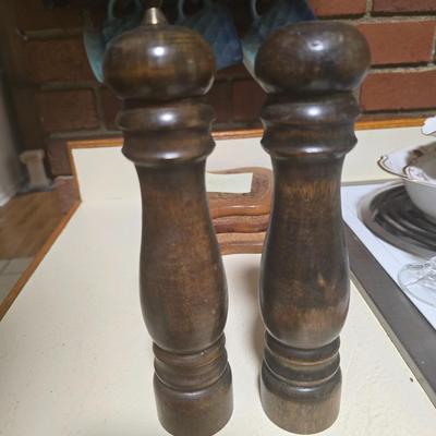 Salt and pepper grinders