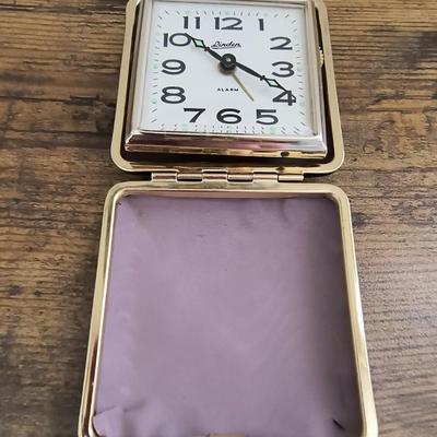 Foldable travel clock