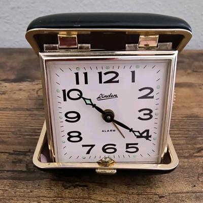 Foldable travel clock
