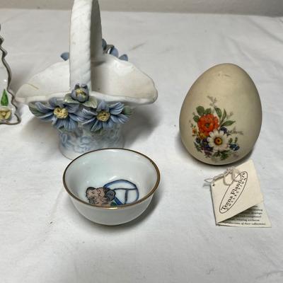 Lot 429 Porcelain decor