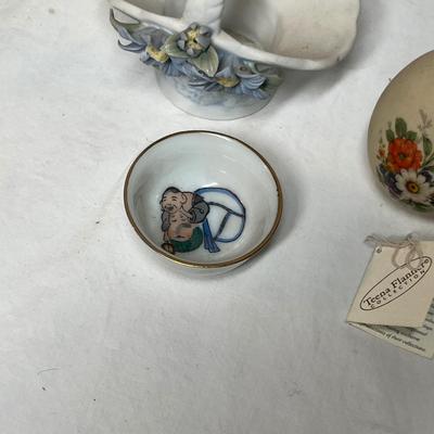 Lot 429 Porcelain decor