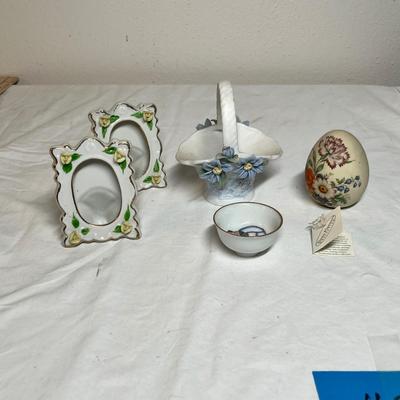 Lot 429 Porcelain decor