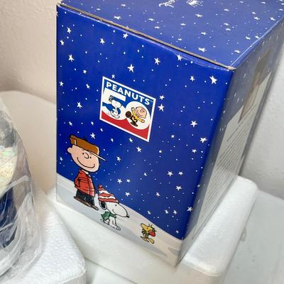 Lot 433 Peanuts Snow Globe