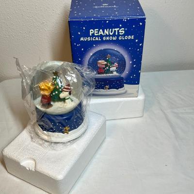 Lot 433 Peanuts Snow Globe