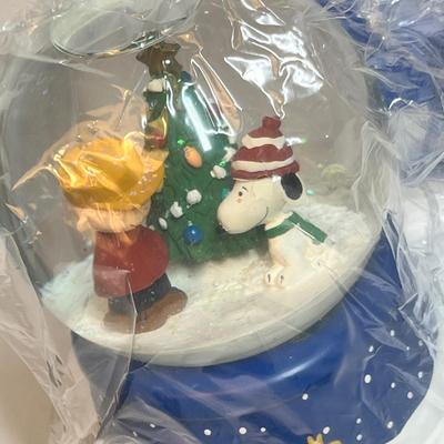 Lot 433 Peanuts Snow Globe